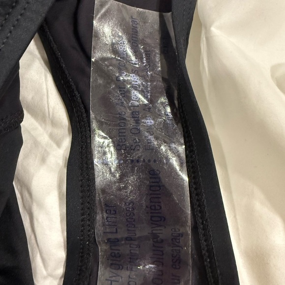 LA BLANCA Island Goddess Ruffled V-Plunge One Piece - Black
$137.00 Sz 8 - Picture 8 of 8